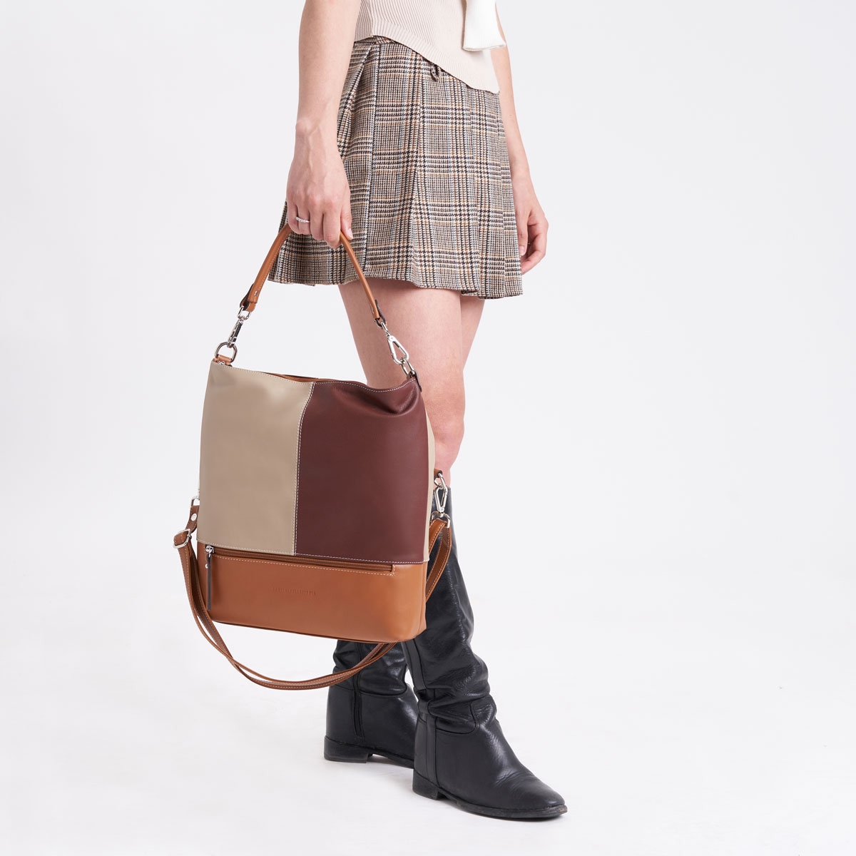 Sieviešu soma no Fantini Leather Goods, kas ir īpaša āda
